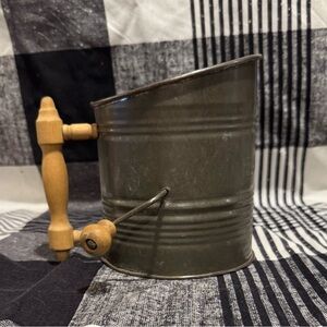 RARE WOOD HANDLE VINTAGE FLOUR SIFTER